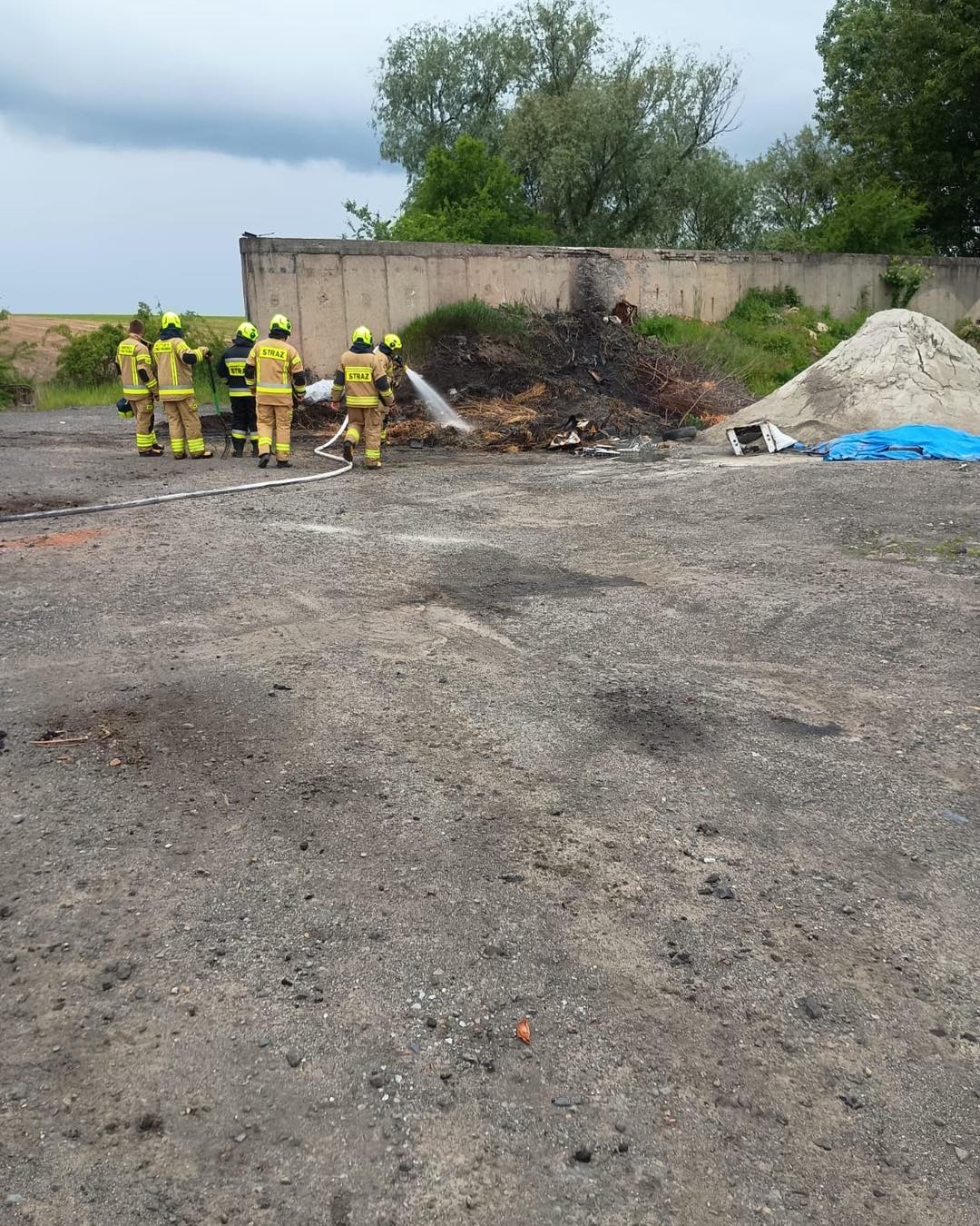 Wyjazd 21/2025  Dnia 28.05.2025 zostaliśmy zadysponowani przez dyżurnego KP PSP w Głubczycach do pożaru odpadów na kamieniołomach w miejscowości Nowa Cerekwia. Jednostki obecne na miejscu zdarzenia: OSP KSRG Dzierżysław🚒🚒 OSP Nowa Cerekwia 🚒 JRG Głubczyce 